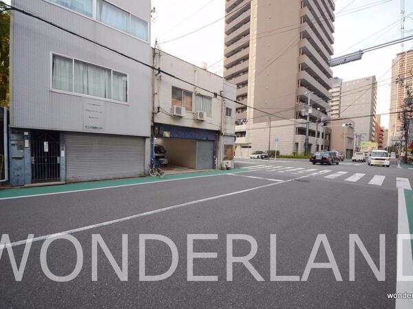 交差点のすぐ側 車通りはそんなに多くありません